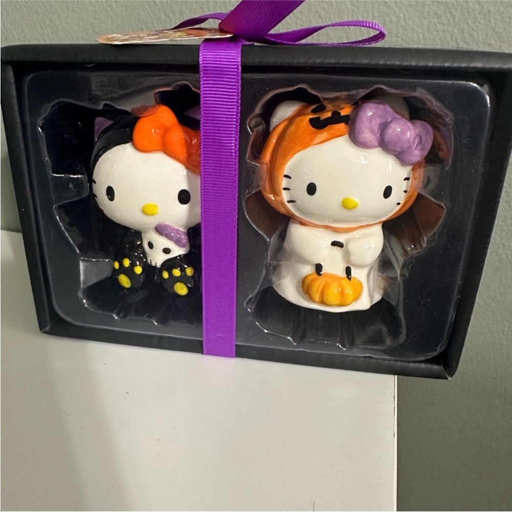 Halloween hello kitty salt and pepper shakers